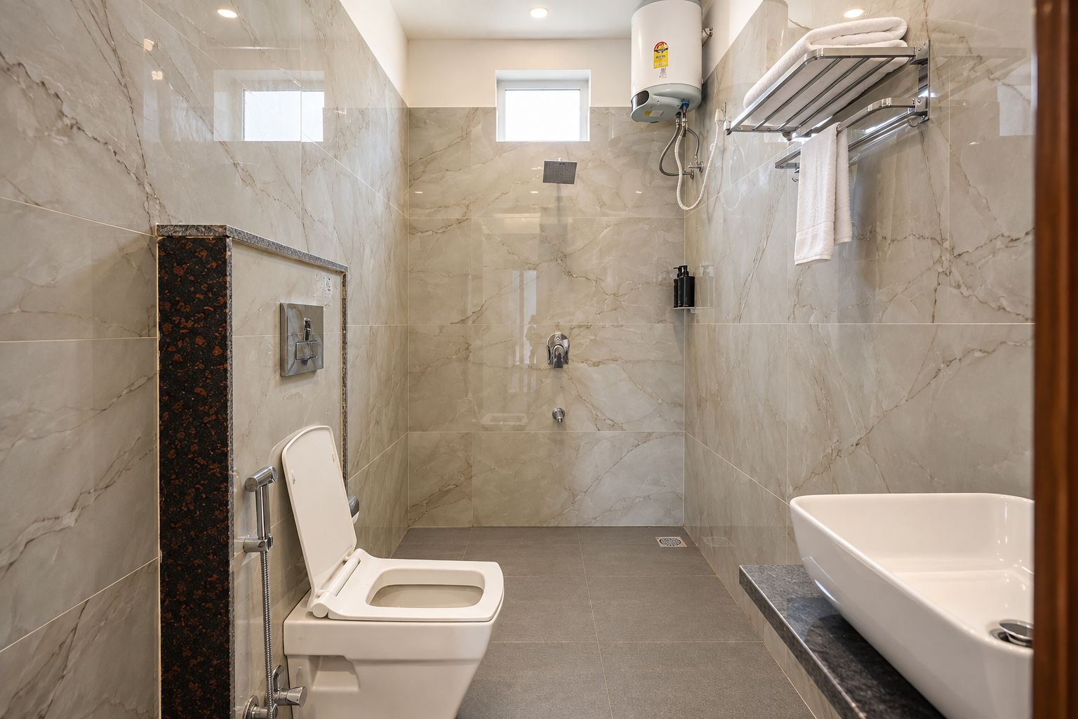 Ein modernes Badezimmer mit Toilette, Dusche und Badewanne.