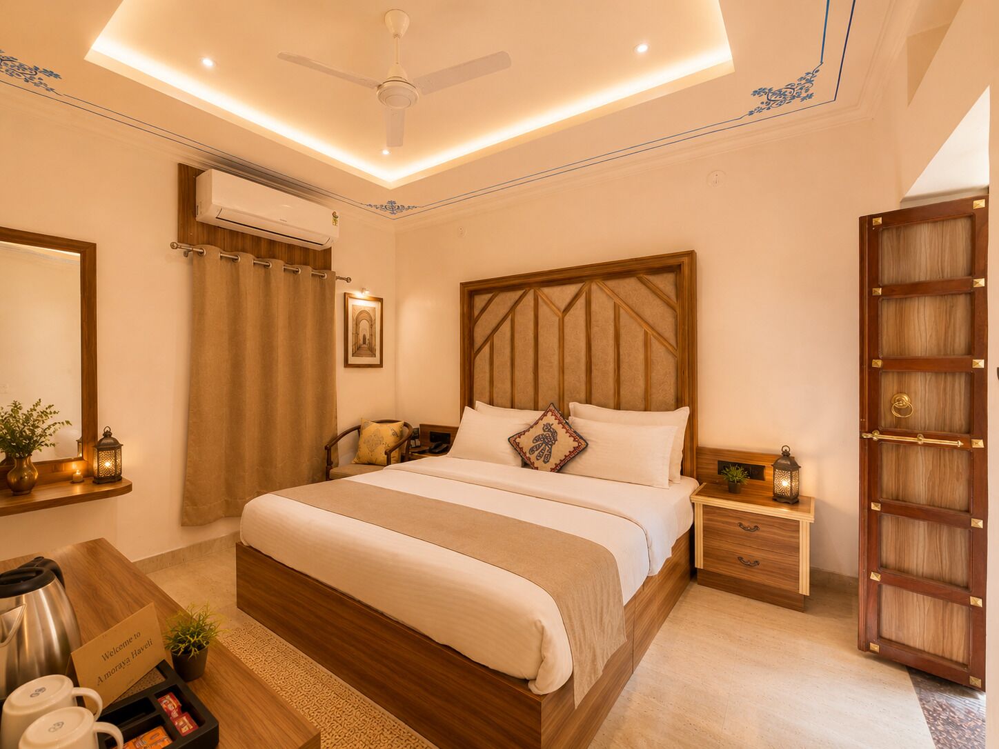 Una habitación de hotel con cama, mesitas de noche, armario y ventilador de techo.