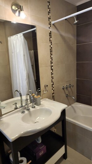 Sèche-cheveux, serviettes fournies, savon, papier toilette