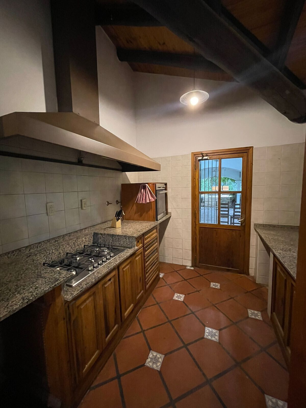 Kjøleskap, ovn, kokeplater og kaffetrakter/tekoker