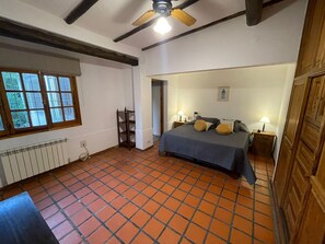 4 bedrooms, iron/ironing board, free WiFi, bed sheets