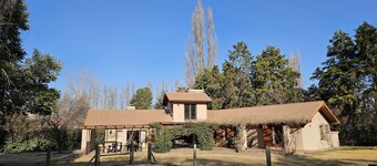 Espaciosa y cálida en medio de gran parque