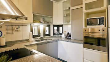 Refrigerador, microondas, horno, placa de cocina