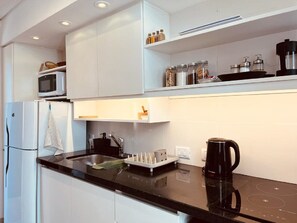 Réfrigérateur, micro-ondes, four, plaque de cuisson