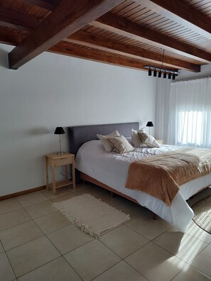 4 bedrooms, iron/ironing board, free WiFi, bed sheets