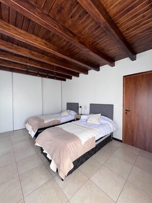 4 chambres, fer et planche à repasser, Wi-Fi gratuit, draps fournis