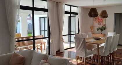 Amplia y luminosa casa con excelente ubicación