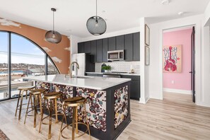 Fridge, microwave, dishwasher, coffee/tea maker - Rodeo Retreat at Neo ~ New Penthouse ~ 1 Mile to Downtown / Broadway ~ 5 Beds ~ Gym ~ Outdoor Space (Nashville)