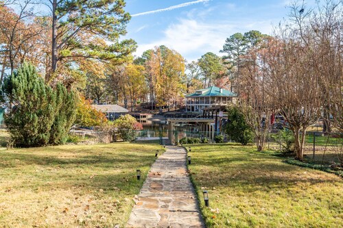 Lakefront Getaway with Private Dock, Swim Deck, BBQ and Mother-In-Law Suite – Perfect for Families!