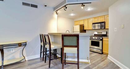 Bright Apt Near Ballston Shops