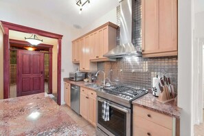 Kühlschrank, Mikrowelle, Herdplatte, Geschirrspüler