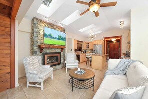 Una televisión, una chimenea, una oficina