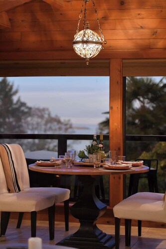 Dolphin House Oceanview Family Getaway