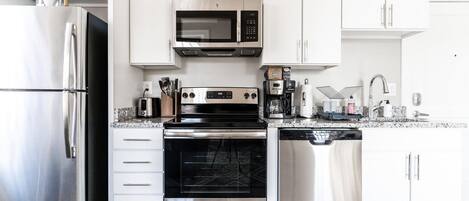 Réfrigérateur, four à micro-ondes, un four, surface de cuisson