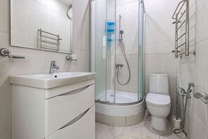 Shower, hair dryer, towels, soap - Уютная квартира. С закрытым двором и кру глосуточной охраной 
В 10 минут до ТРЦ (Astana)