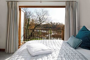 6 Schlafzimmer, Schreibtisch, Bügeleisen/Bügelbrett, Reisekinderbett