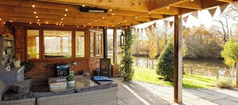 Serene Riverside: 6BR Luxury Retreat in Curdridge