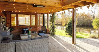 Serene Riverside: 6BR Luxury Retreat in Curdridge