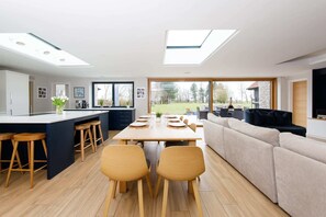 Dining - Luxury Cottage Conversion ~ Close to Beaches (Birdham)