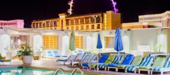 5 Minute walk to the LV Strip and The Sphere! No resort Fees. Luxury Hotel. 