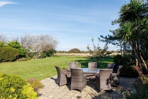 Outdoor dining - Five-bedroom home steps from West Wittering beach (West Wittering)