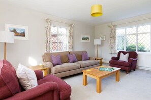 TV, table football, offices - Five-bedroom home steps from West Wittering beach (West Wittering)