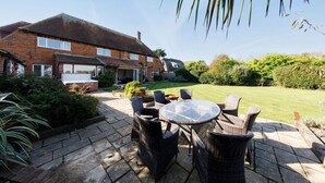 Outdoor dining - Five-bedroom home steps from West Wittering beach (West Wittering)