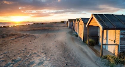 Gorgeous Shepherds Hut - Walk to Beach & Pub