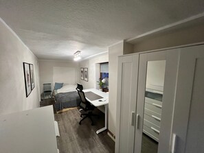 1 habitación, escritorio, wifi y ropa de cama 