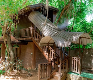 1 phòng ngủ, trang bị nội thất với thiết kế riêng biệt, bàn 