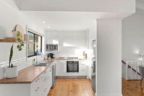 Jääkaappi, uuni, liesi, astianpesukone