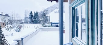 Spacious chalet, only 350m to the ski bus