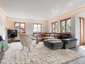 TV, fireplace - Accommodation for small groups, ski bus nearby (Kitzbühel)