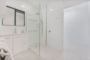Dusche, Haartrockner, Handtücher, Seife