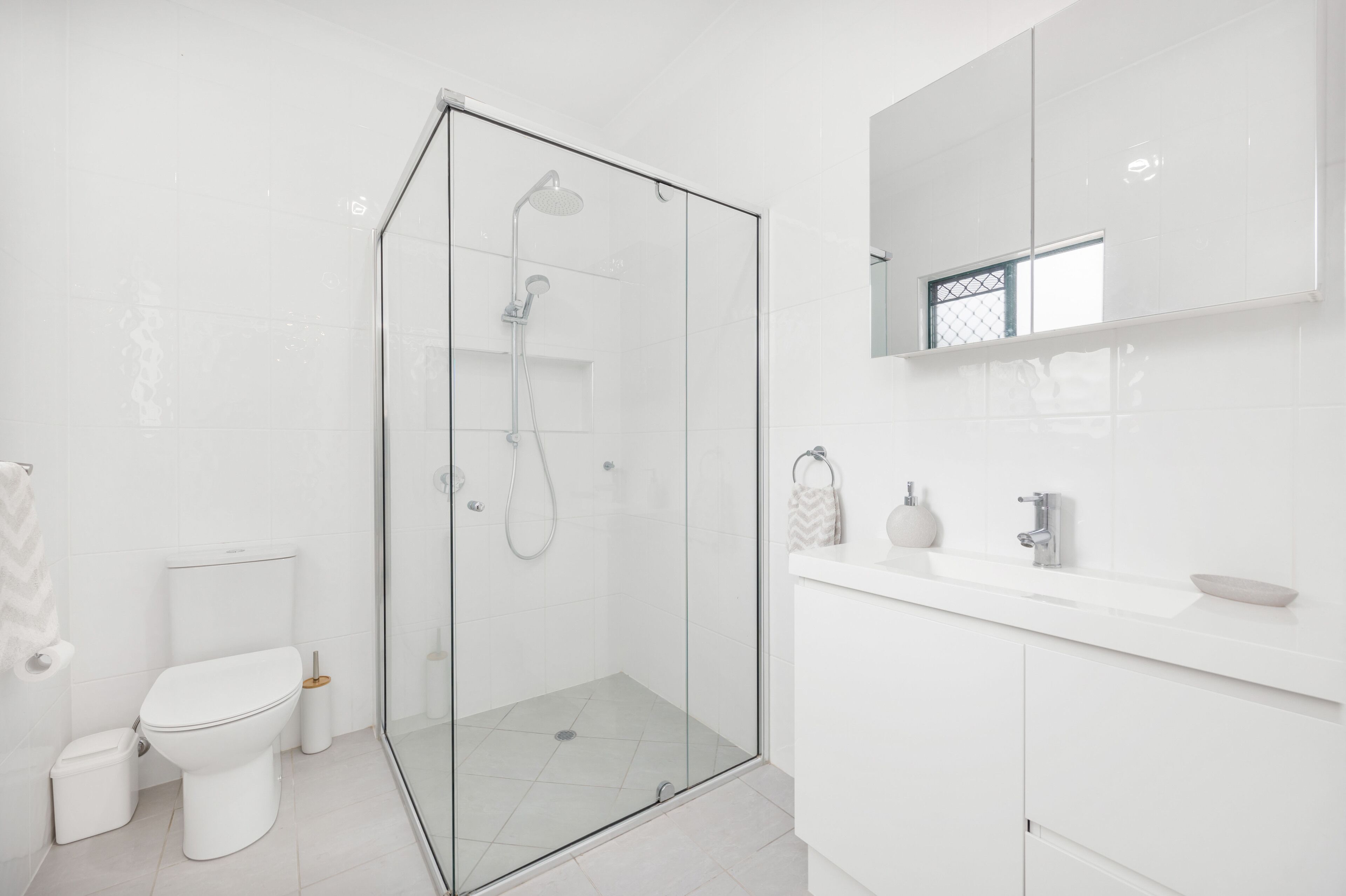 Douche, sèche-cheveux, serviettes fournies, savon