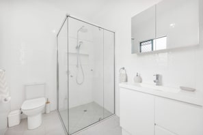 Shower, hair dryer, towels, soap - Point Vernon Park and Ocean. (Point Vernon)