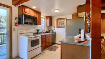 Een koelkast, een magnetron, een oven, een kookplaat