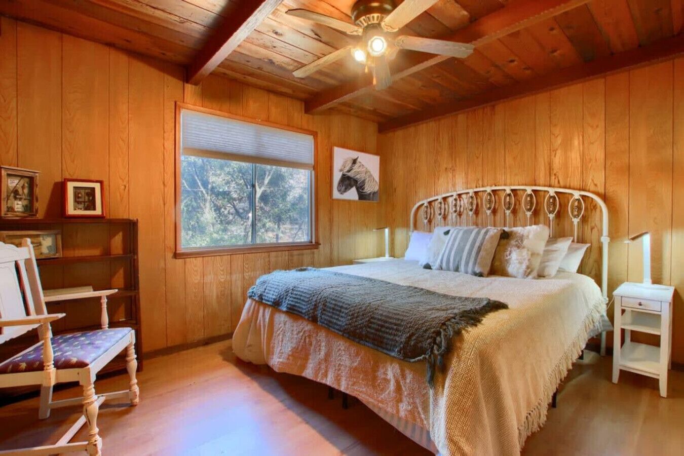 2 bedrooms, desk, WiFi, bed sheets