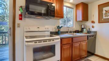 Een koelkast, een magnetron, een oven, een kookplaat