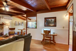 テレビ、暖炉、書斎 / ワークスペース