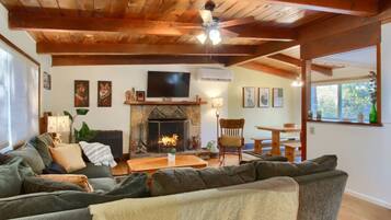 Televisio, takka, työhuone