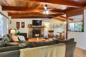 Televisión, chimenea y oficina