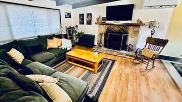 Een televisie, een open haard en een kantoor