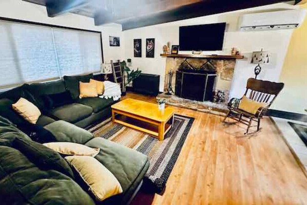 テレビ、暖炉、書斎 / ワークスペース