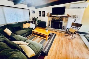 Televisión, chimenea y oficina