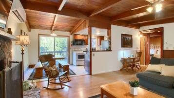 Een televisie, een open haard en een kantoor