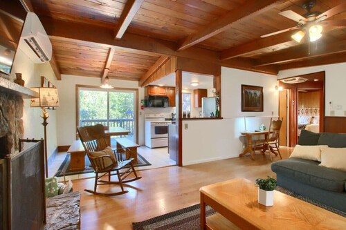 Charming Red Door Cottage, 12 miles to Yosemite