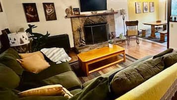 Een televisie, een open haard en een kantoor