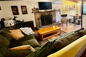 تلفزيون، مدفأة، مكتب