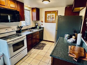 冷蔵庫、電子レンジ、オーブン、コンロ